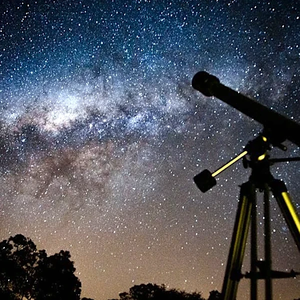 Amazon's $97 stargazing telescope comes with a built-in tripod
