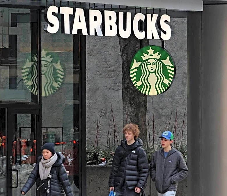 Starbucks CEO silently repeats Chipotle's playbook