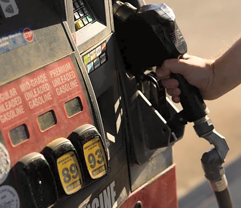 Why a big drop in oil prices did little at the gas pump