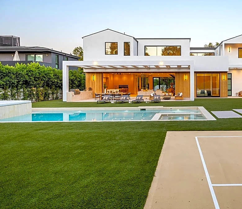 Landmaxxing: Why luxury owners are buying the homes next door