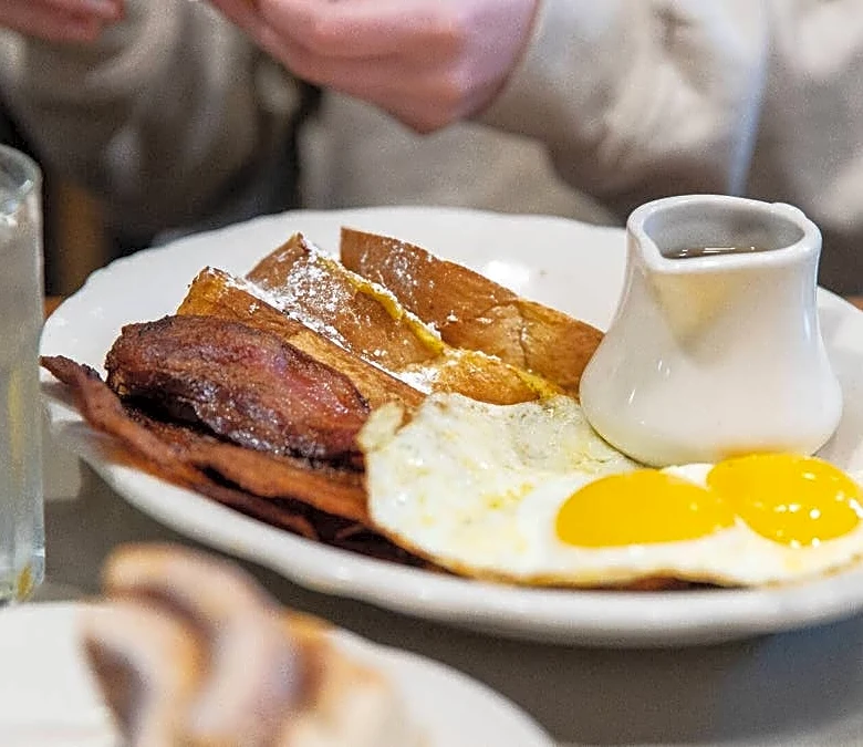 Popular breakfast chain closes half its restaurants
