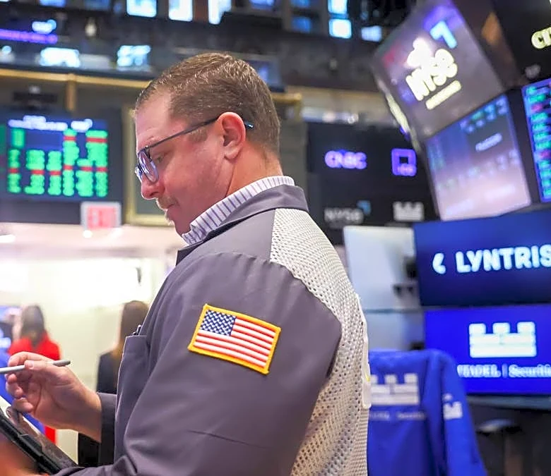 Vanguard's VOO draws $4.3 billion during red week