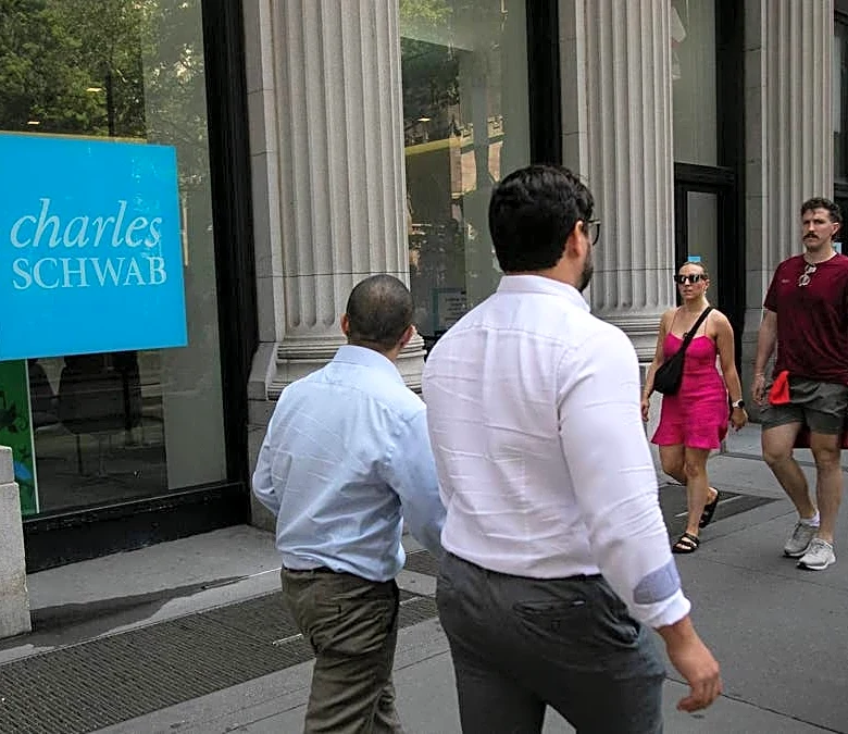 Schwab SCHD draws $679M as dividend ETF climbs 2.39%