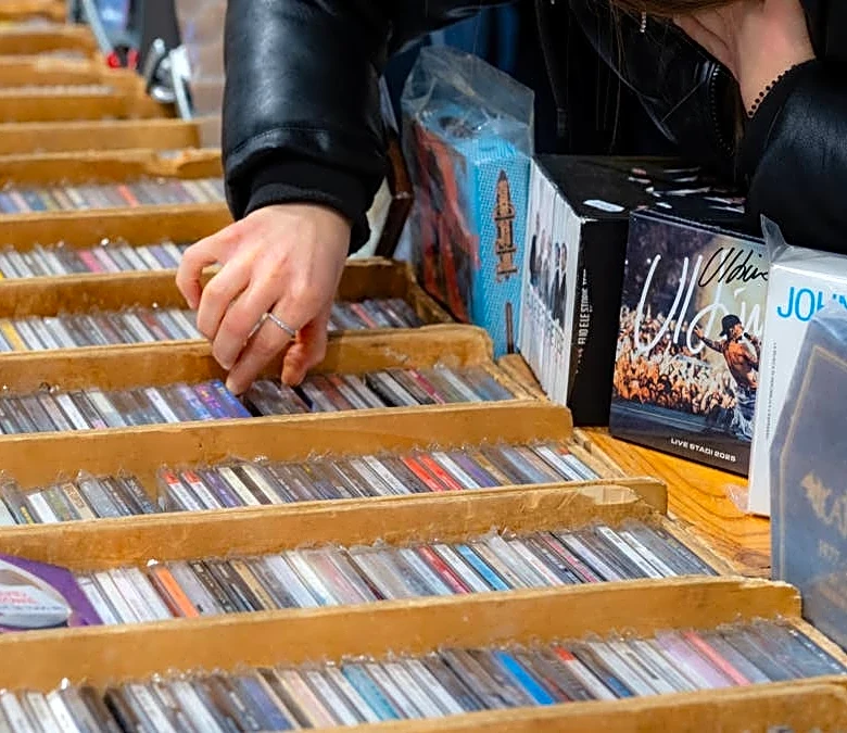 CDs outpace vinyl while streaming music remains king