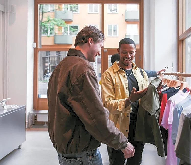 Fashion retailer comes back after closing all its stores