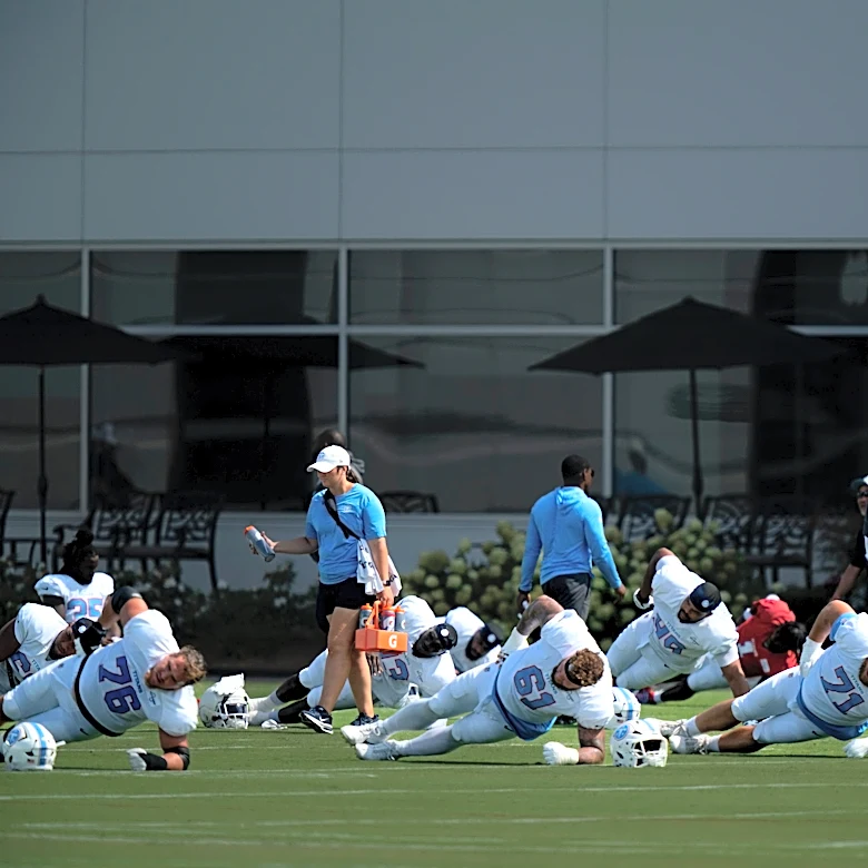 Titans add Garrett Dellinger, Jimmy Ciarlo to practice squad