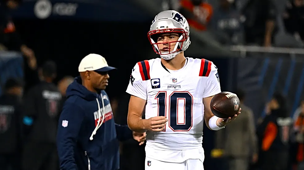 WATCH: Drake Maye extends the ball, scores Pats first TD of game