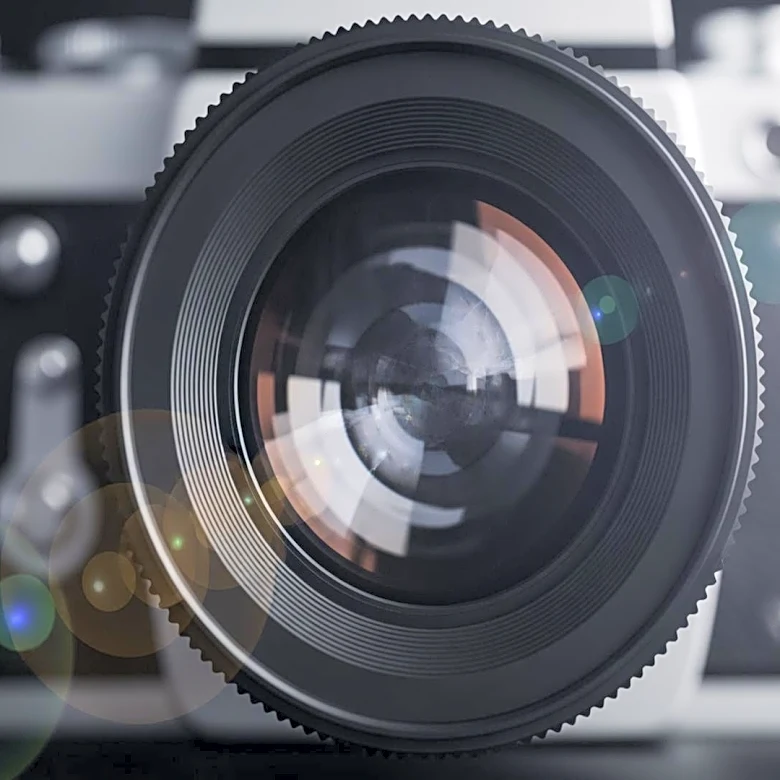 Fact Check Reveals Image of Quentin Tarantino Glaring at Paul Dano is Fake