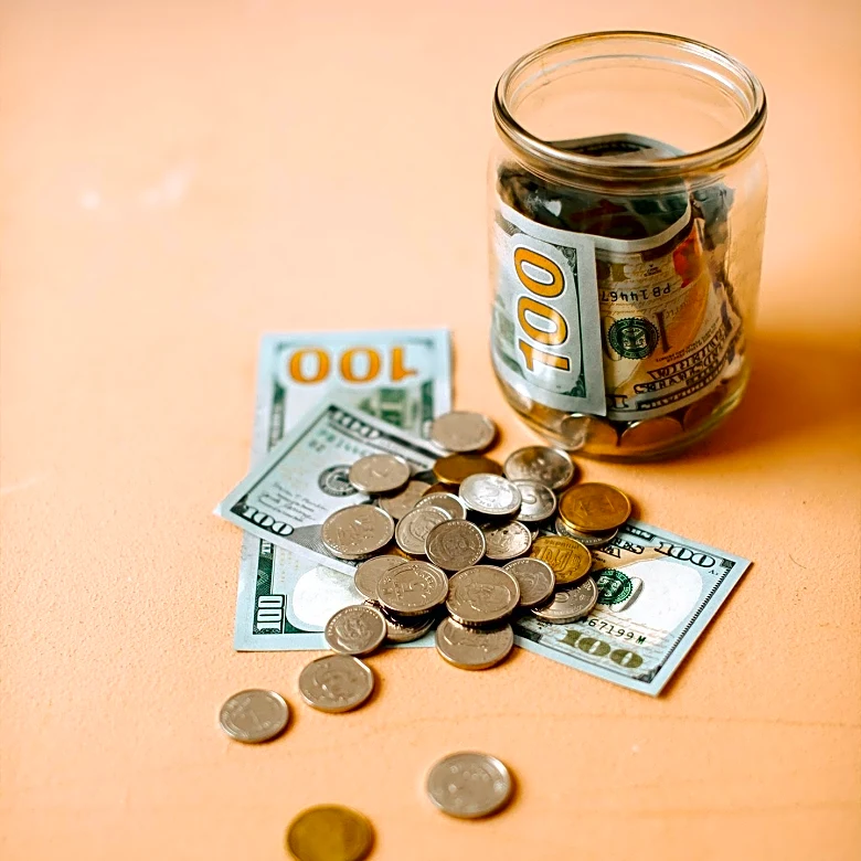 Experts Advise on Holiday Spending: Tips to Save Money and Avoid Debt