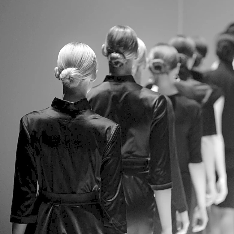 Donna Karan Fall 2026 Collection Emphasizes Monochrome and Multi-Functionality