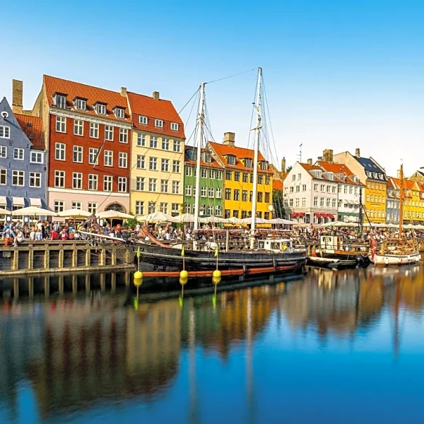 Solo Traveler's Viral Video Captures Near-Miss Experience in Copenhagen