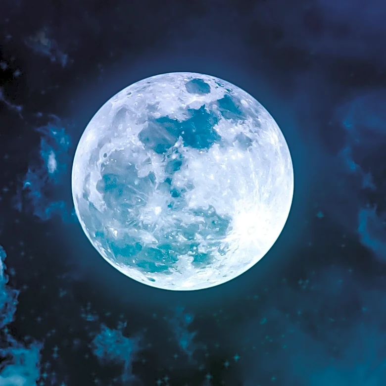 Photographer Captures Paschal Full Moon, Signifying Easter's Arrival