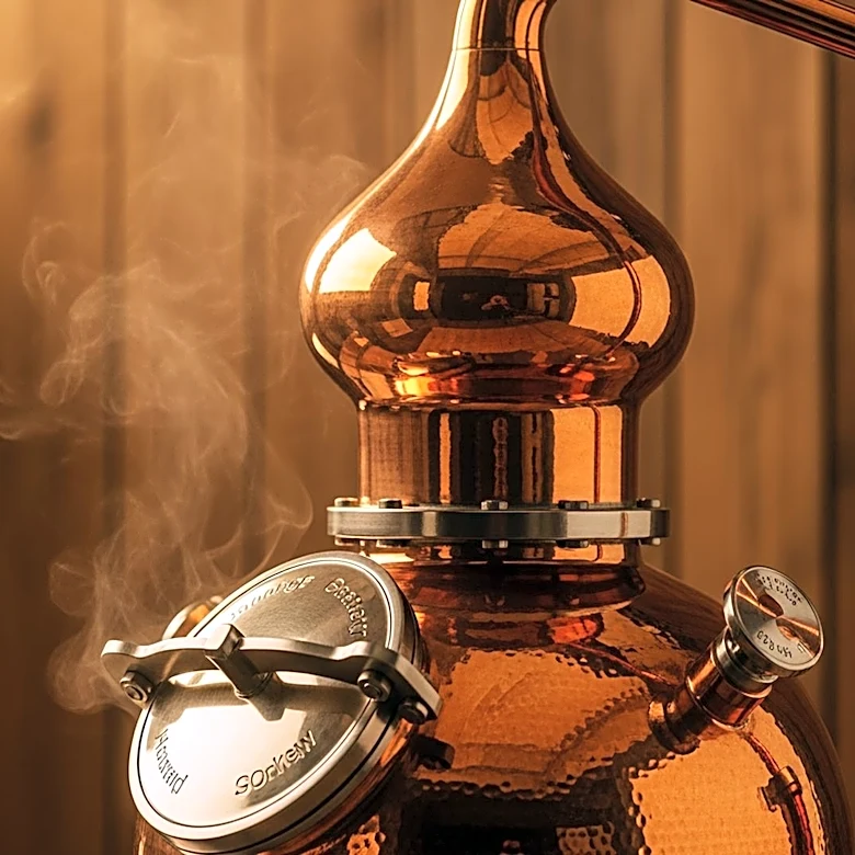 Cotswolds Distillery Innovates with English Single Malt Whisky, Challenging Scotch Traditions