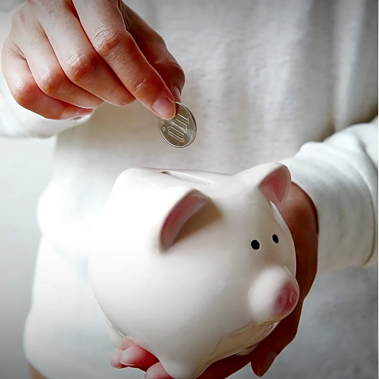 UK Woman Saves Over $1,000 Monthly by Living on a Narrowboat