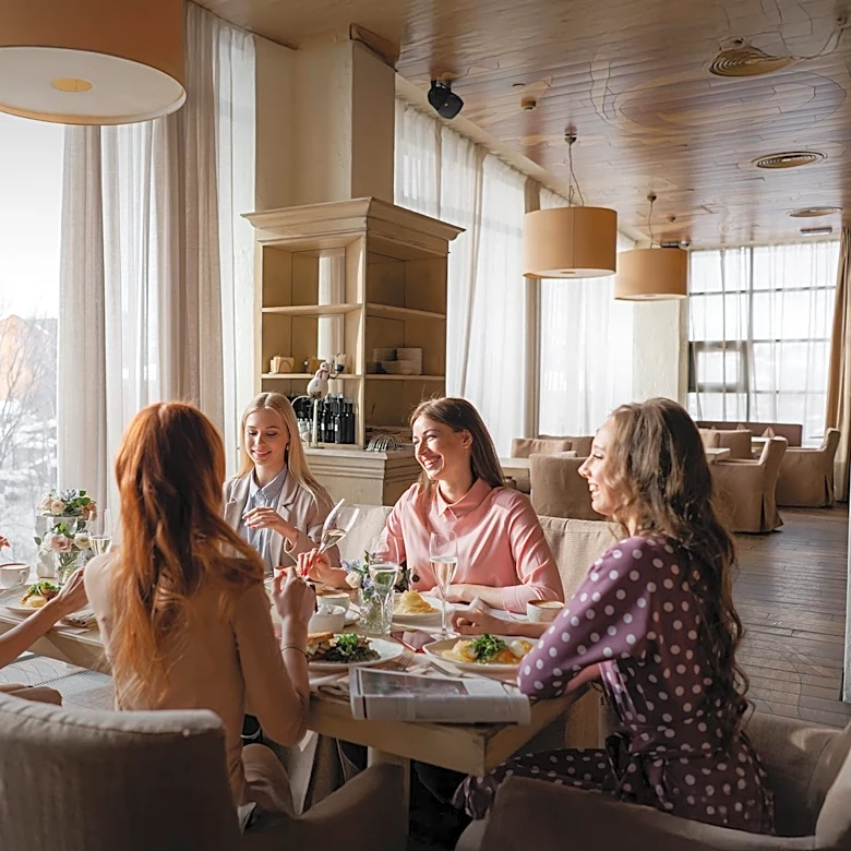 U.S. Restaurants Embrace Phone-Free Dining to Enhance Social Interaction