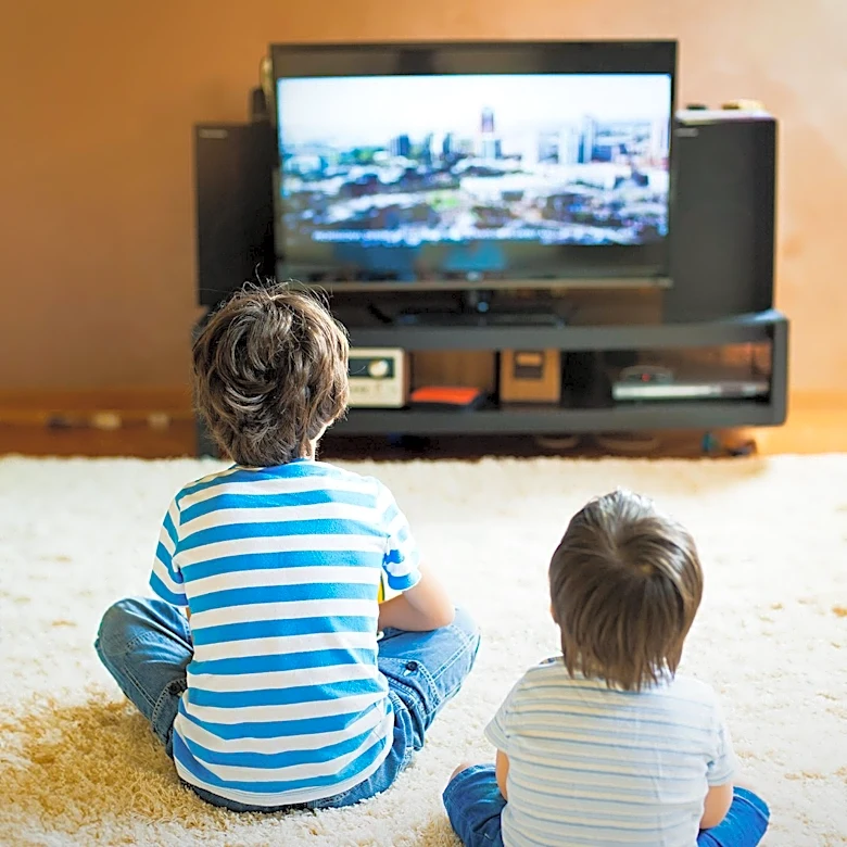 Research Debunks Myth: Watching TV Up Close Does Not Cause Myopia in Children