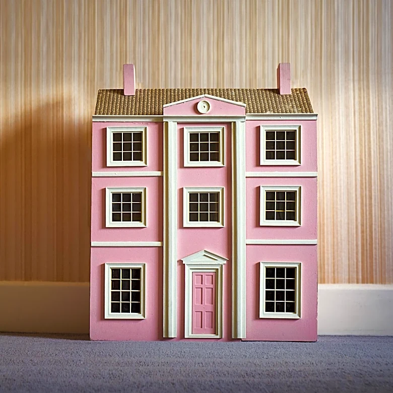 Dollhouse Maker Nathaniel Ellis Expands Business to Fall River, Enhancing Miniature Craft Scene