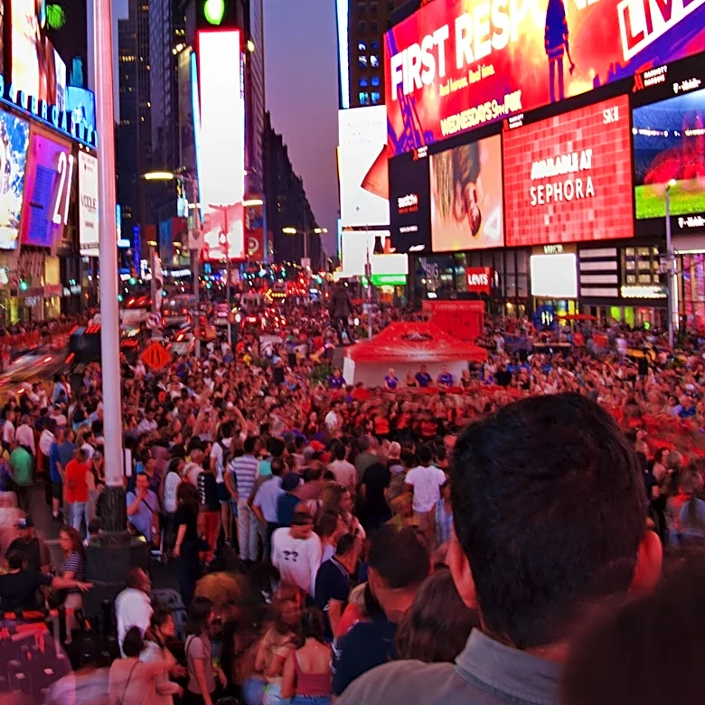 New 360-Degree Viewing Deck Opens at One Times Square