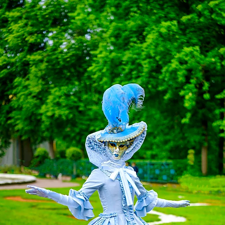 Fashion Designers Revive 18th Century Styles to Address Luxury Sector Challenges