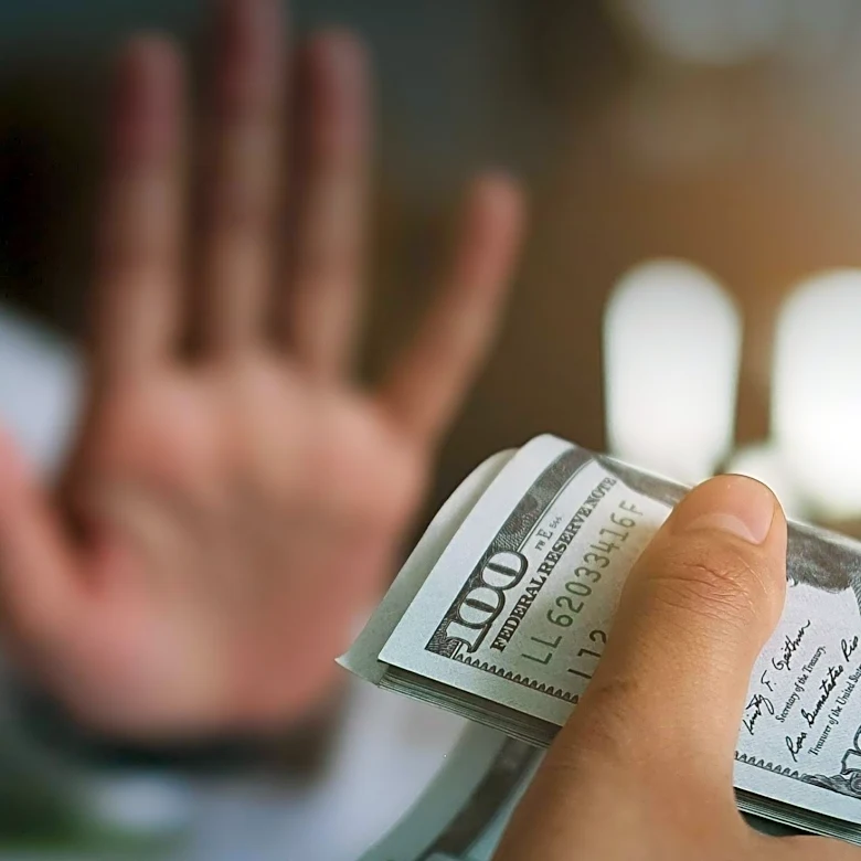 Dear Abby Addresses Financial Counseling Refusal by 43-Year-Old Daughter