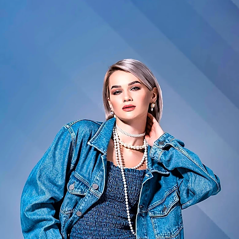 Jennifer Lawrence Elevates Canadian Tuxedo with Stylish Accessories