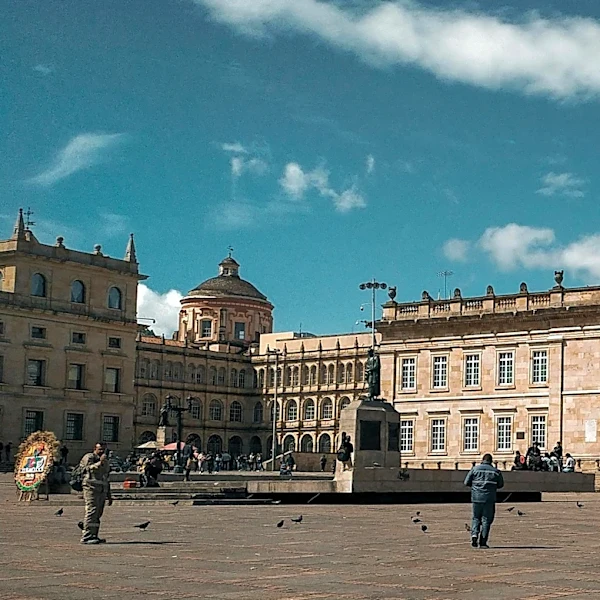 Historical Narratives Enhance City Tours, Enriching Visitor Experience