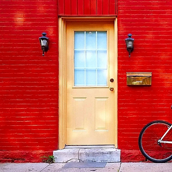 Miss Manners Addresses Neighbor Disputes in Vintage Chicago Condo