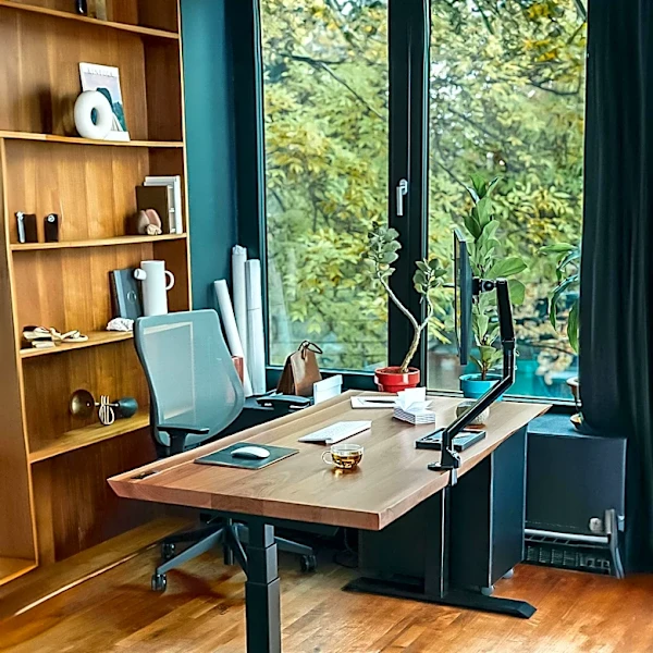 Versatile Desk Enhances Home Office Comfort for Users with Mobility Needs