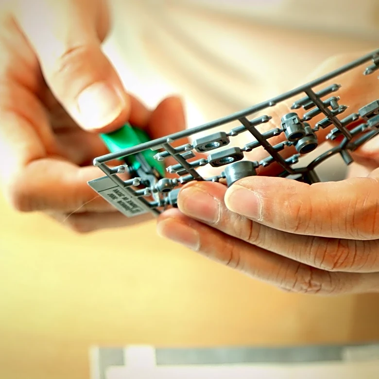 Terminally Ill Woman Crafts Her Own Casket with Friends