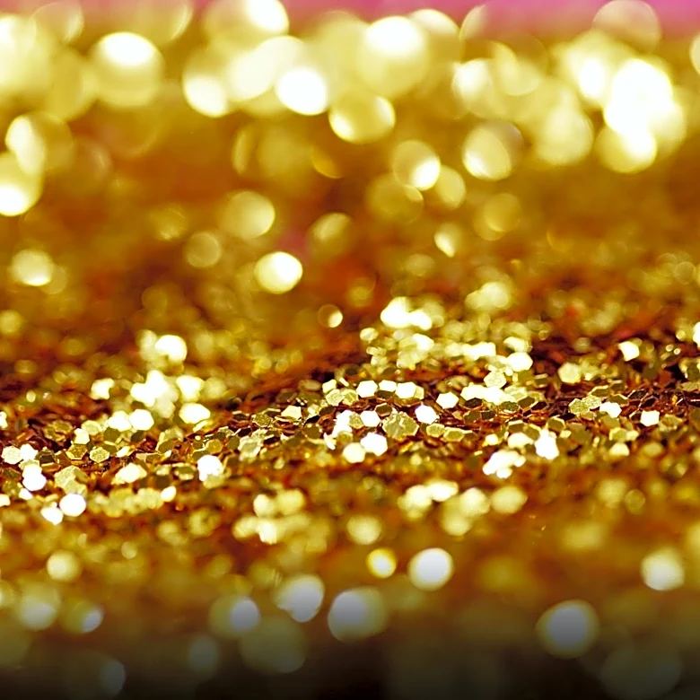 Body Shimmer and Glitter Make a Nostalgic Comeback for Summer 2026