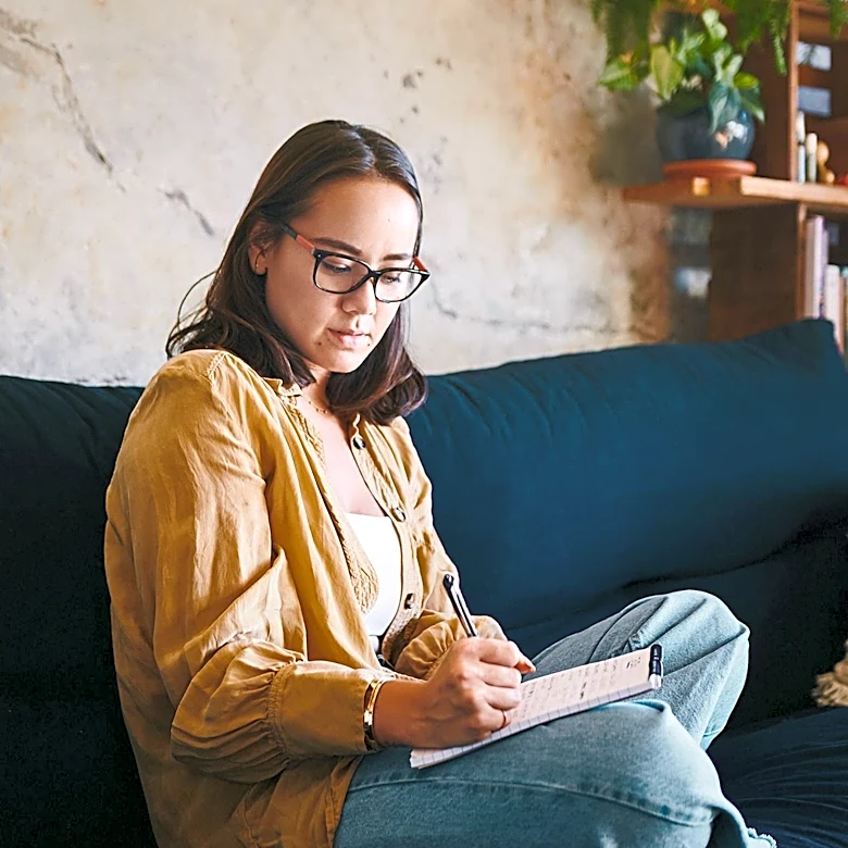 Rosaline Thomas Releases 'Self-Esteem Glow Up Journal' to Empower Teen Girls