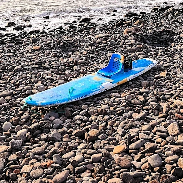 Oʻahu Artist Transforms Trashed Surfboards into Art for North Shore Relief