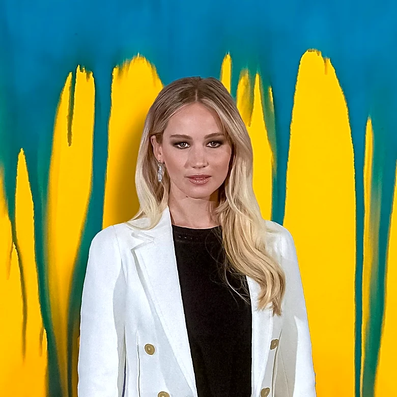 Jennifer Love Hewitt Transforms Hair Color to Honey Blonde