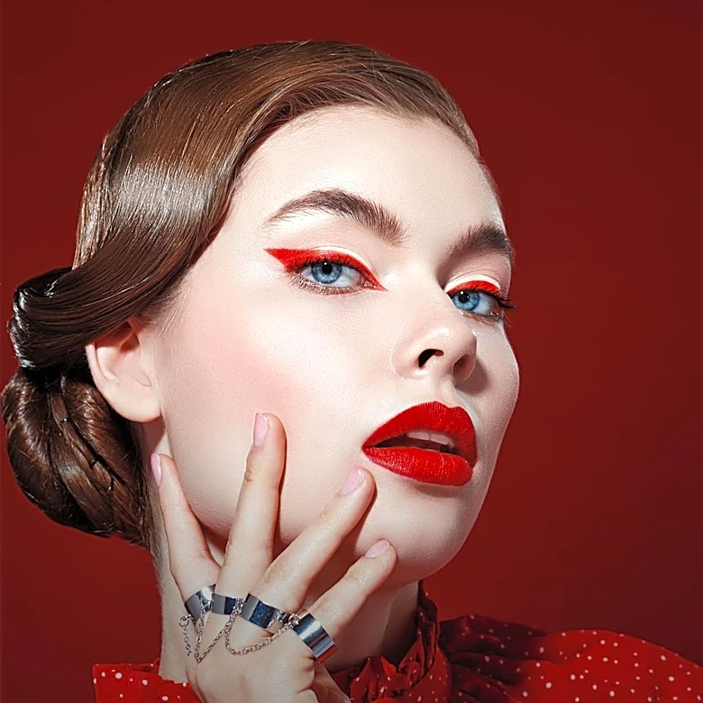 Y2K Makeup Revival Sparks Return to Bold Glamour in 2026