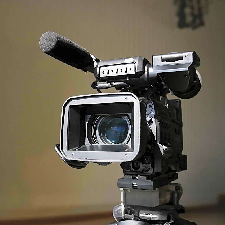 YouTuber Develops Anti-Surveillance Device Using TV and Camera Setup