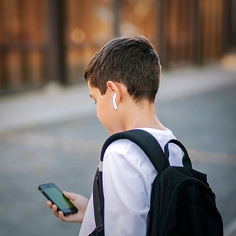 Audiologists Warn of Earbud Risks to Hearing Health