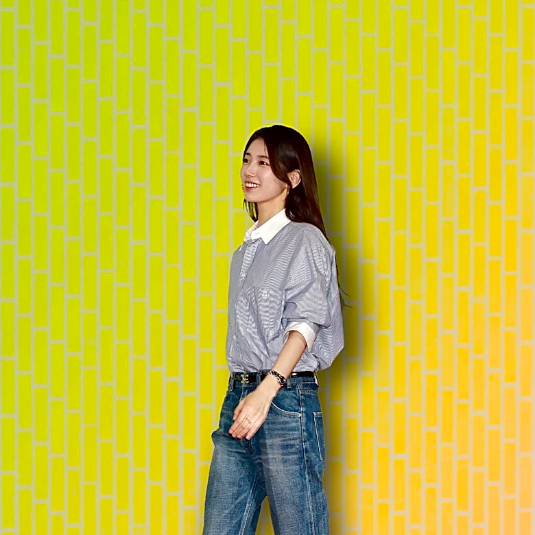 Celebrities Revive Flip-Flops as Chic Spring Footwear Trend