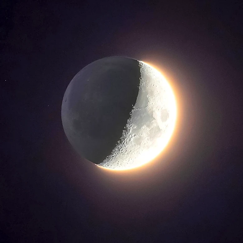 Photographer Captures Unique View of First Quarter Moon with Earthshine