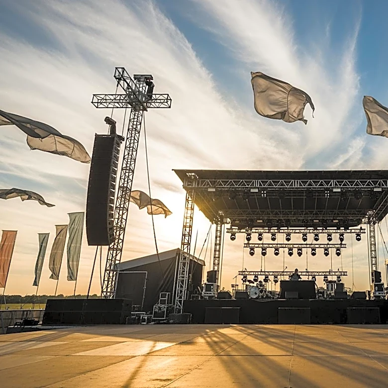 Lainey Wilson Overcomes Wind Delay to Headline Stagecoach Festival