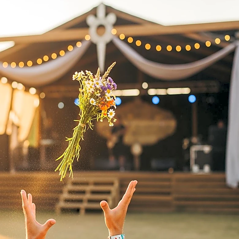 Sydney Sweeney Makes a Surprise Appearance at Stagecoach Festival, Engages Audience with Intimates Toss