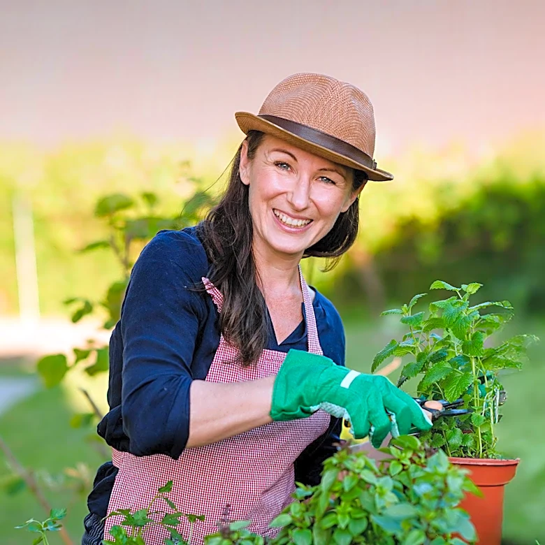 Marlene the Plant Lady Returns to Answer Gardening Questions on CBS News