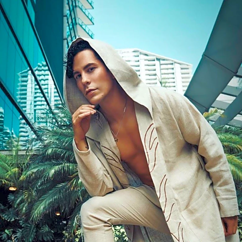 Celebrity Fashion Icons Embrace Flip-Flops for Spring Transition