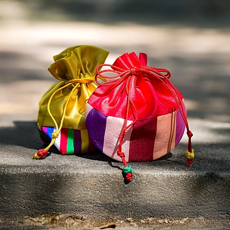 Drawstring Pouches Gain Popularity as Fashion Accessories in 2026