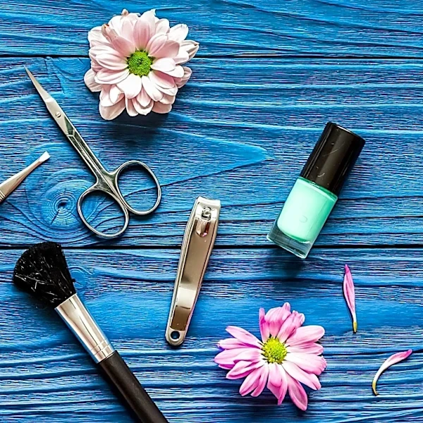 Taylor Swift's Mint Manicure Sparks Nostalgia and Trend Resurgence