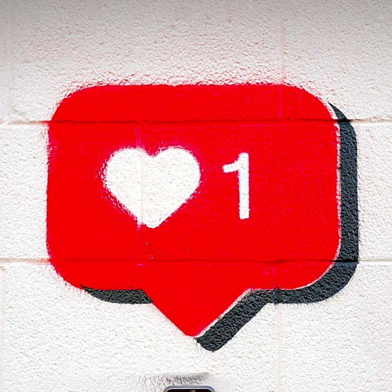 Advice Column Highlights Social Media Privacy Concerns in Personal Relationships