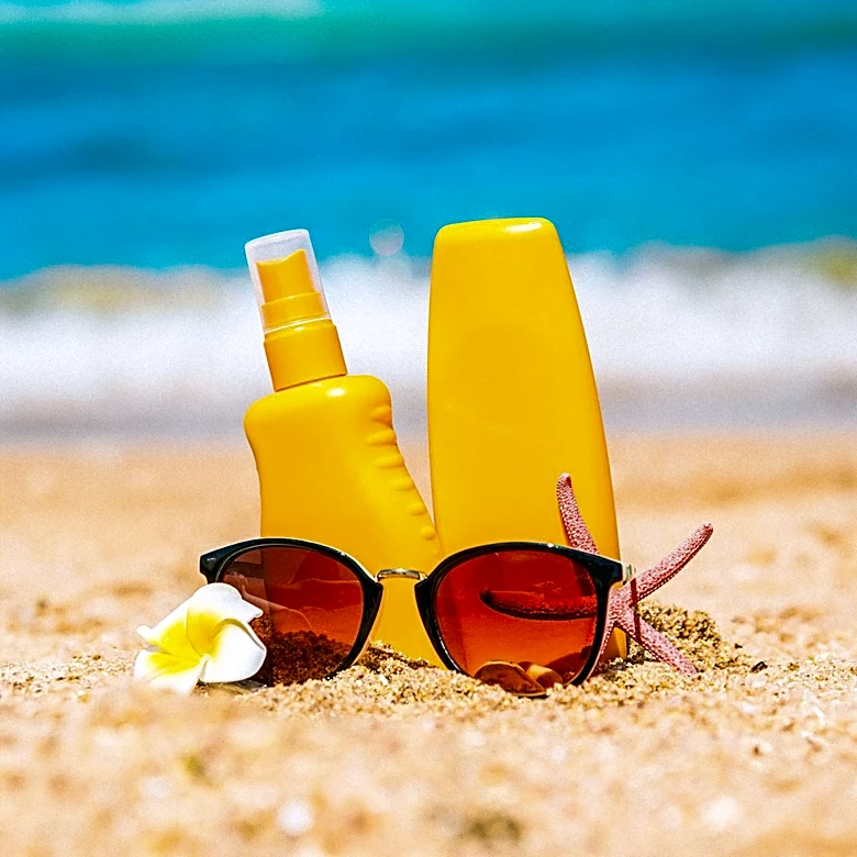 Dermatologist Highlights Clothing Choices to Reduce Skin Cancer Risk on 'Melanoma Monday'