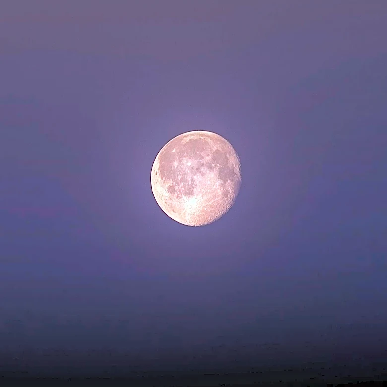 Full Moon Tourism Gains Popularity for Celestial Travel Experiences