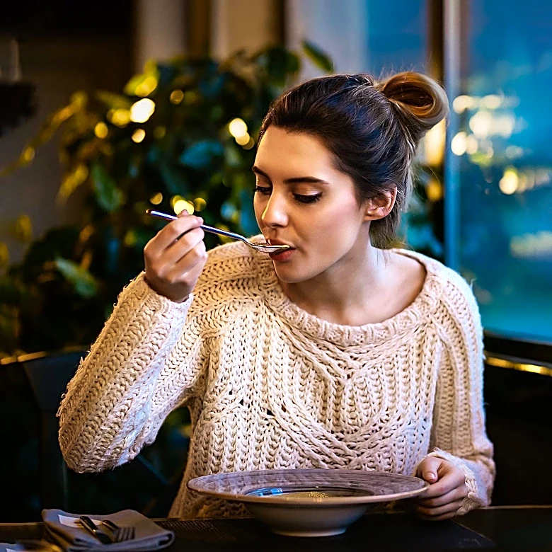 Miss Manners Addresses Etiquette of Eating in Carpool