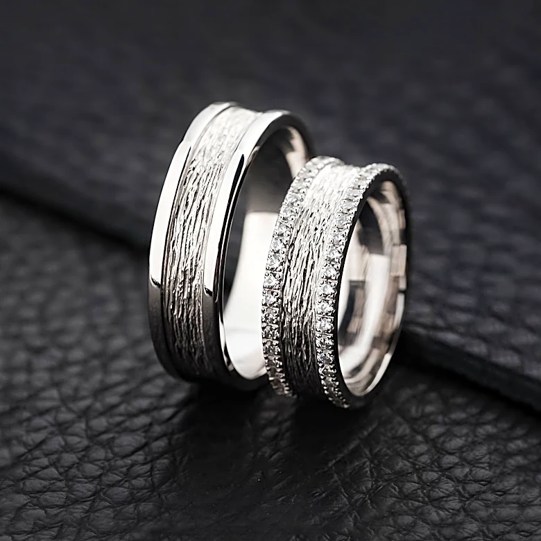 Jewelry Designers Embrace Unique Engagement Rings, Redefining Wedding Band Traditions