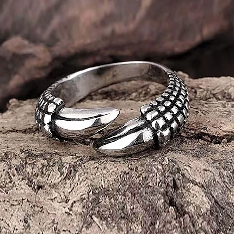 Wolf Claw Nail Art Emerges as a Bold New Trend in Manicures